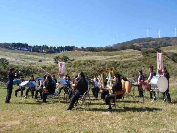 秋風に揺れ黄金色に輝くすすき原の大絶景「稲取細野高原 秋のすすきイベント」が今年も開催！【伊豆半島-東伊豆町】