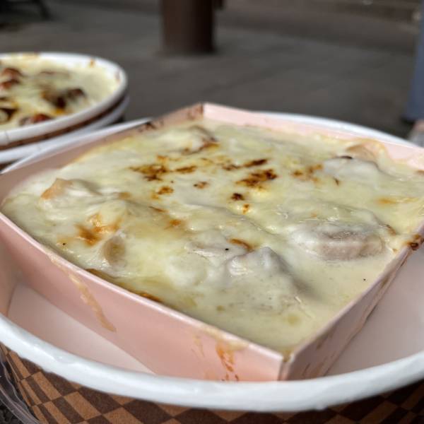 【熱々グラタン！無料配布中！】グラタンテイクアウト専門店「ムーンリバーズグラタン」が三宿にオープン！特許容器の熱々グラタンをフォロワー様に無料でお配りします。