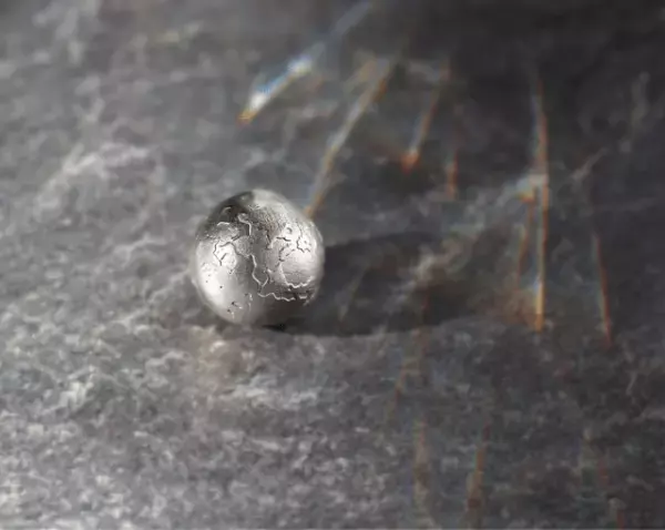 【純金の満月捕まえちゃいました!】月の裏側まで再現した金の月と銀の月。