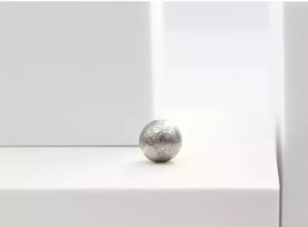 【純金の満月捕まえちゃいました!】月の裏側まで再現した金の月と銀の月。