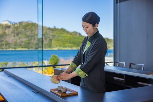 【界 遠州】浜名湖を望む絶景空間でお茶を味わう贅沢な「美茶楽ラウンジ」誕生｜利用開始日：2022年2月9日