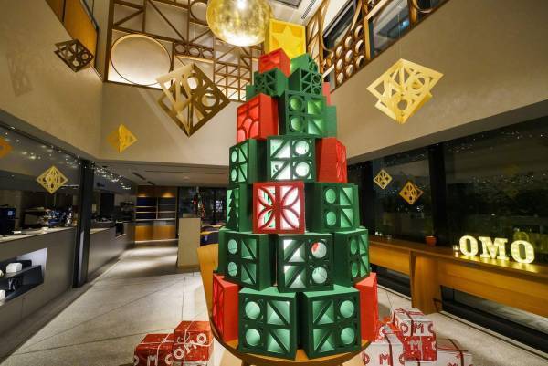 【OMO5 沖縄那覇】地元のイラストレーターと作成した花ブロックツリーや沖縄生まれのTシャツブランド「琉球ぴらす」の花ブロック柄Tシャツを着たサンタが登場する「花ブロッククリスマス」初開催｜期間：2022年12月1日～25日