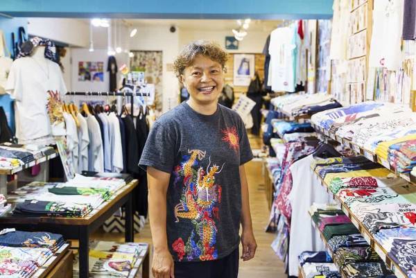 【OMO5 沖縄那覇】地元のイラストレーターと作成した花ブロックツリーや沖縄生まれのTシャツブランド「琉球ぴらす」の花ブロック柄Tシャツを着たサンタが登場する「花ブロッククリスマス」初開催｜期間：2022年12月1日～25日