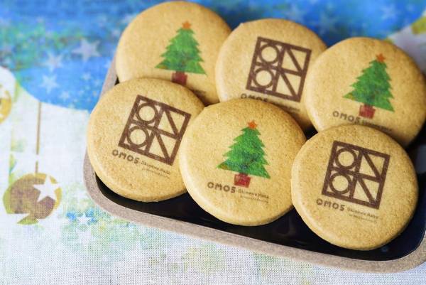 【OMO5 沖縄那覇】地元のイラストレーターと作成した花ブロックツリーや沖縄生まれのTシャツブランド「琉球ぴらす」の花ブロック柄Tシャツを着たサンタが登場する「花ブロッククリスマス」初開催｜期間：2022年12月1日～25日