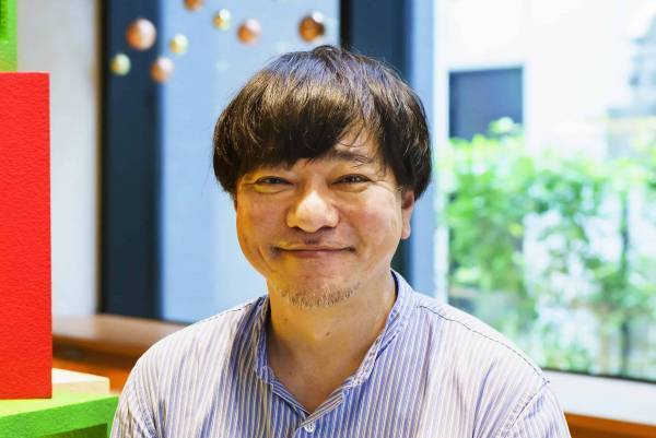 【OMO5 沖縄那覇】地元のイラストレーターと作成した花ブロックツリーや沖縄生まれのTシャツブランド「琉球ぴらす」の花ブロック柄Tシャツを着たサンタが登場する「花ブロッククリスマス」初開催｜期間：2022年12月1日～25日