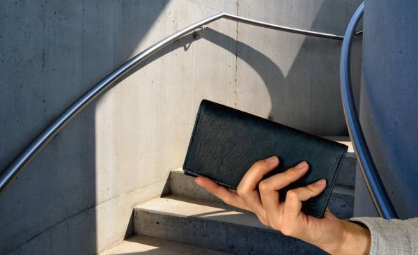 一級革職人の独自設計で伝統技法をアレンジした「約81g」の長財布が完成！12月20日より予約販売開始。