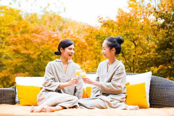 【奥入瀬渓流ホテル】紅葉を独り占めできる貸し切り露天風呂に、贅沢な湯上がりにぴったりなソムリエ厳選の10種のドリンクも味わえる「秋の贅沢紅葉露天」今年も実施｜期間：2022年10月25日～11月8日