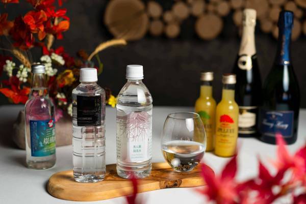 【奥入瀬渓流ホテル】紅葉を独り占めできる貸し切り露天風呂に、贅沢な湯上がりにぴったりなソムリエ厳選の10種のドリンクも味わえる「秋の贅沢紅葉露天」今年も実施｜期間：2022年10月25日～11月8日