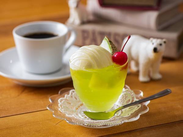 まるでクリームソーダ！ノスタルジックなレトロスイーツを引っさげて、はちみつメーカー直営「パティスリーQBG」がJR高円寺駅に初登場【6 / 16(木)〜30(木)】