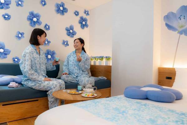 【BEB5土浦】1日1室限定！茨城の春の花「ネモフィラ」に包まれながら過ごす「ネモフィラステイ」を提供 ～ネモフィラの花柄のパジャマ、花弁のワンポイント付き淡い青色のルームソックスやヘアバンドなどのアイテムもご用意～｜期間：2023年3月1日～5月31日