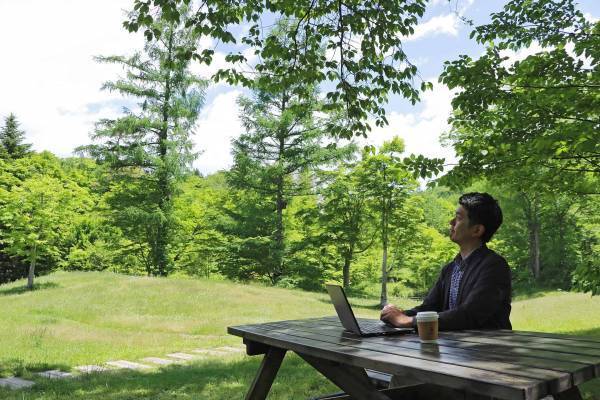 【軽井沢星野エリア、BEB5 軽井沢】自然の中でテレワーク＆軽井沢町内を巡るプライベートツアーに参加できる2泊3日のワーケーションプラン、販売期間を延長｜販売期間：2021年5月17日〜2022年7月15日