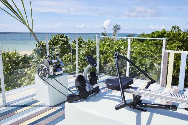 【リゾナーレ小浜島】さとうきびローイングマシンで、漕いで、搾って、体を動かしながら黒みつづくりができるイベント「さとうきびエクササイズ」実施｜期間：2023年1月1日～2月28日