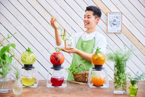 【リゾナーレ那須】初夏の夕暮れに爽やかに香るハーブに囲まれ、リフレッシュ「ハーブティーアペロ」初開催～オリジナルベジハーブティーでスッキリ暑気払い～｜期間：2023年6月1日～7月14日