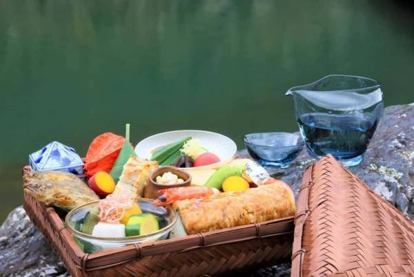 【星のや京都】1日1組限定「プライベート鵜飼(うかい)鑑賞舟」今年も開催 ～総料理長特製の鵜籠膳(うかごぜん)と三味線の生演奏とともに楽しむ舟遊び～｜期間：2023年7月1日～9月23日