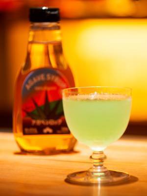 いま注目の低GI甘味料「アガベシロップ」を使ったカクテルレシピを5月25日(木)公開しました。日本を代表するオーセンティックバー「毛利バー」とのコラボ企画【株式会社クインビーガーデン】