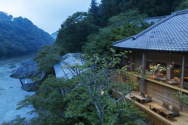 平安時代の寝殿造りを彷彿とさせる雅な空間で春の訪れを待ちわびる 「芽吹きの華道体験」開催～季節の草花から生命を感じ取り、芽吹きを表現する～｜期間：2023年2月18日～28日