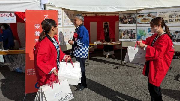 2023門真市農業まつりで大阪国際大学短期大学部栄養学科海老澤セミナーが出展