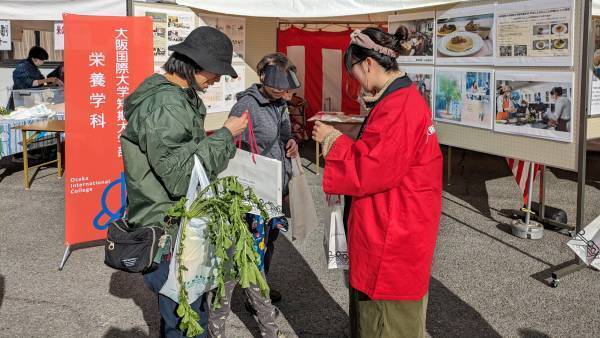 2023門真市農業まつりで大阪国際大学短期大学部栄養学科海老澤セミナーが出展
