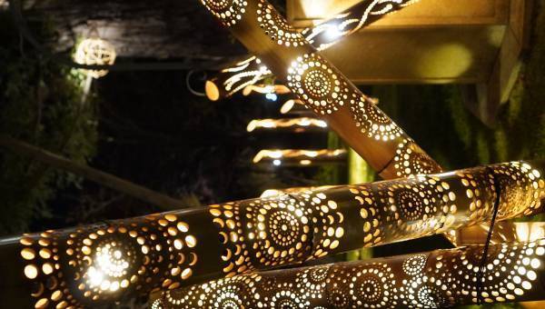 【ロッジ舞洲】竹灯り作家の桧垣さんご夫婦が手掛ける竹装飾、冬のガーデンに心温もる灯りを！大阪ベイエリアのホテル・ロッジ舞洲が素敵な冬の過ごし方を演出！