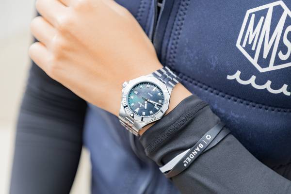 ダイバーズウォッチのパイオニア〈エドックス〉 プロウェイクサーファー 佐々木麗美さんがブランドアンバサダーに就任