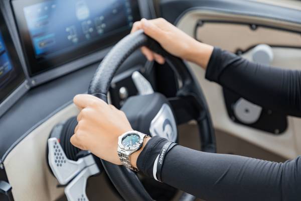 ダイバーズウォッチのパイオニア〈エドックス〉 プロウェイクサーファー 佐々木麗美さんがブランドアンバサダーに就任