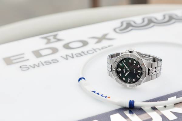 ダイバーズウォッチのパイオニア〈エドックス〉 プロウェイクサーファー 佐々木麗美さんがブランドアンバサダーに就任