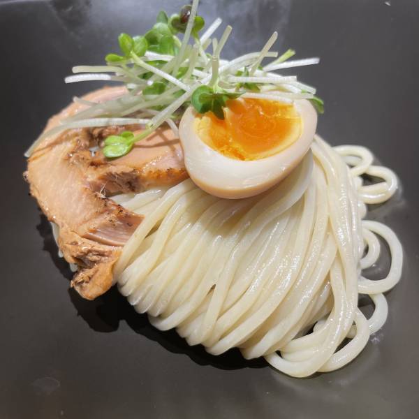 大阪の人気肉系つけ麺店クーシェが「Zweiter Läden/スワイザーラーデン」を高田馬場にオープン