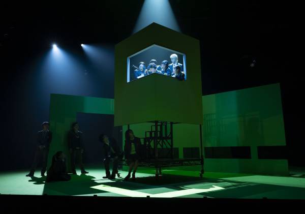 KAAT神奈川芸術劇場プロデュース『SHELL』が開幕　 人間の＜かたち＞を、魅力的な芝居とステージング、音楽で魅せる意欲作