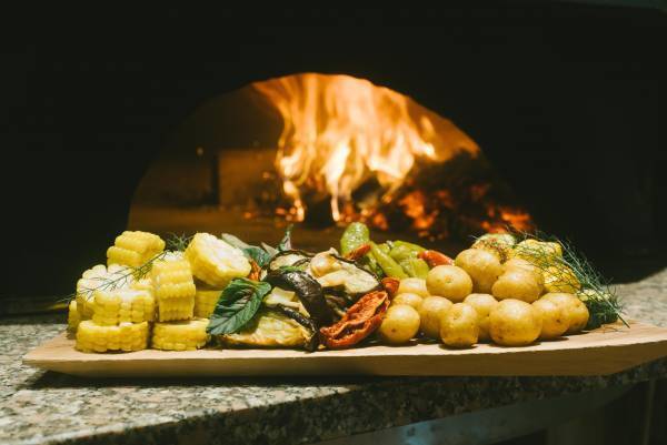 【旅行支援OK】薪窯創作イタリアン「カニ尽くしコース」がスタート。京丹後市「HOTEL＆湖邸 艸花 -そうか-」