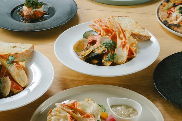 【旅行支援OK】薪窯創作イタリアン「カニ尽くしコース」がスタート。京丹後市「HOTEL＆湖邸 艸花 -そうか-」