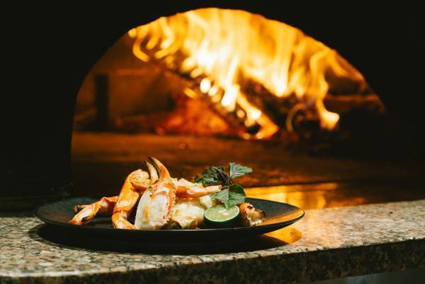 【旅行支援OK】薪窯創作イタリアン「カニ尽くしコース」がスタート。京丹後市「HOTEL＆湖邸 艸花 -そうか-」