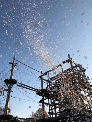 「クレヨンしんちゃん」のアスレチックに雪が降る⁉冬だからこそ全力で楽しもう！特別イベント『＃しんちゃんと女子旅 冬の泡フェス』12月9日より開始