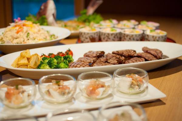 【ロッジ舞洲】冬の風物詩、大阪・舞洲で自然と共に紡ぐ、最高の宴と宿泊体験！広大なガーデンを舞台に特別な忘・新年会プラン！