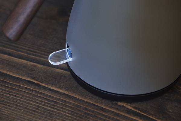 様々な場所で使いやすく、細口でコーヒーのドリップにも便利 スイッチひとつで操作が簡単な電気カフェケトルを新発売