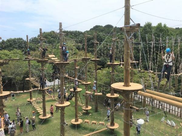 最難関に挑戦！3つのコースを制覇して達成シールと限定グッズを手に入れよう！ 「小学生限定！クレヨンしんちゃんアドベンチャーパーク 戦国大冒険 完全制覇チャレンジ」 3月25日より期間限定で開催