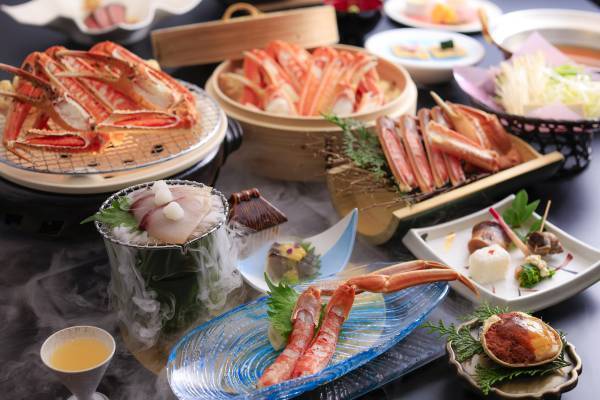 【蟹創作会席を愉しむ】お食事処「風水」が一新。インクルーシブスタイルへ。夕日ヶ浦温泉「佳松苑 別邸ふうか」