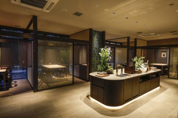 【蟹創作会席を愉しむ】お食事処「風水」が一新。インクルーシブスタイルへ。夕日ヶ浦温泉「佳松苑 別邸ふうか」