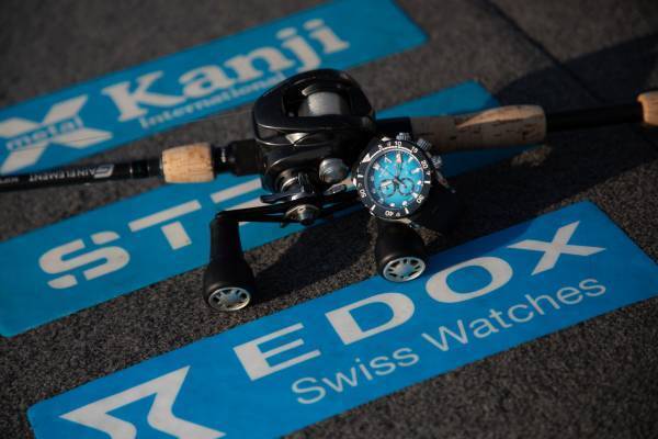 ダイバーズウォッチのパイオニア〈エドックス〉 プロアングラー 冨本タケルさんがブランドアンバサダーに就任