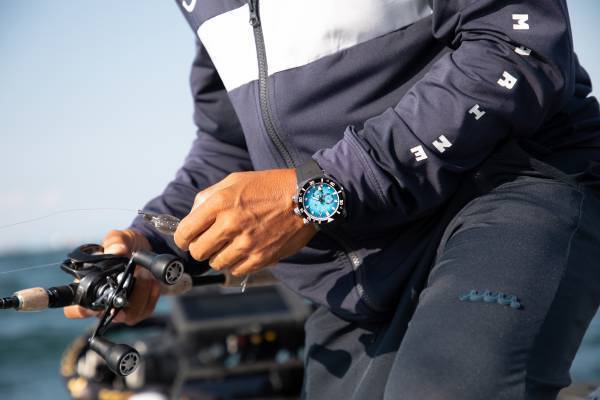 ダイバーズウォッチのパイオニア〈エドックス〉 プロアングラー 冨本タケルさんがブランドアンバサダーに就任