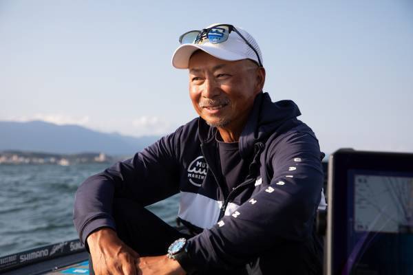 ダイバーズウォッチのパイオニア〈エドックス〉 プロアングラー 冨本タケルさんがブランドアンバサダーに就任