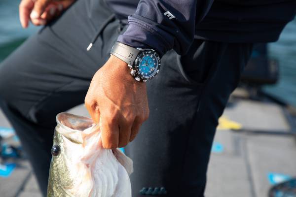 ダイバーズウォッチのパイオニア〈エドックス〉 プロアングラー 冨本タケルさんがブランドアンバサダーに就任