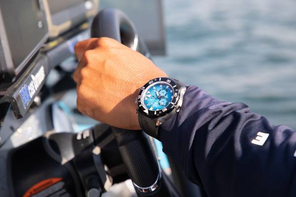 ダイバーズウォッチのパイオニア〈エドックス〉 プロアングラー 冨本タケルさんがブランドアンバサダーに就任