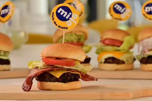 シーフードダイナー＆カフェ「miele the DINER」 ボリューム満点の新メニュー ～ 暑い夏にぴったり、自家製クリームチーズソースをベースにしたふわふわかき氷も新登場 ～