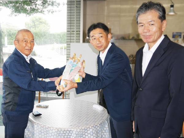 小学生の熱中症対策に、傘ブランド「a.s.s.a」の子ども用日傘が寄贈される