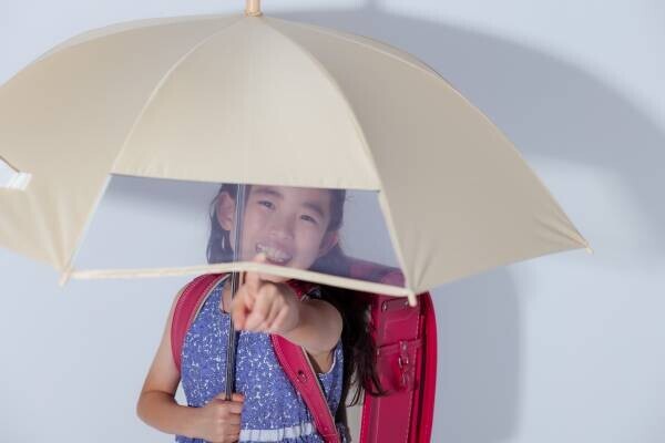 小学生の熱中症対策に、傘ブランド「a.s.s.a」の子ども用日傘が寄贈される