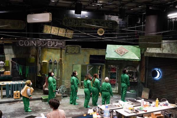 神奈川県民の多国籍キャストが演じる　KAAT神奈川芸術劇場『虹む街の果て』稽古場レポート到着　カンフェティでチケット発売