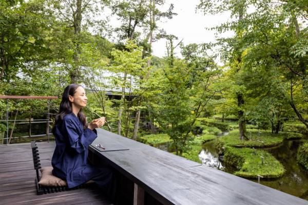 【星のや軽井沢】～心の赴くままに自然と向き合う「花まんだら並べ」が新登場～夏の暑さに負けない心と体の健幸（けんこう）を取り戻す 「軽井沢 夏の健幸滞在」実施｜期間：2023年6月1日～8月31日