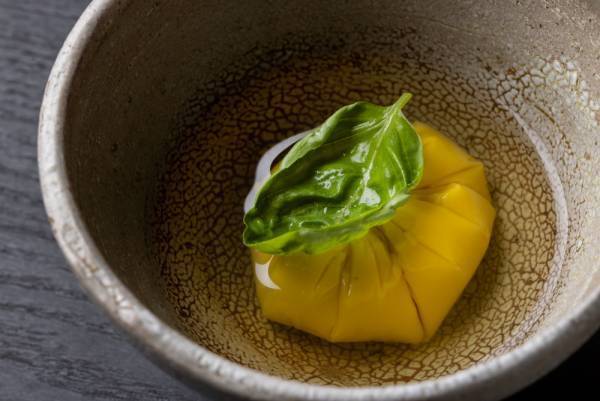 【星のや軽井沢】～心の赴くままに自然と向き合う「花まんだら並べ」が新登場～夏の暑さに負けない心と体の健幸（けんこう）を取り戻す 「軽井沢 夏の健幸滞在」実施｜期間：2023年6月1日～8月31日