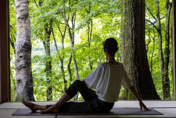 【星のや軽井沢】～心の赴くままに自然と向き合う「花まんだら並べ」が新登場～夏の暑さに負けない心と体の健幸（けんこう）を取り戻す 「軽井沢 夏の健幸滞在」実施｜期間：2023年6月1日～8月31日
