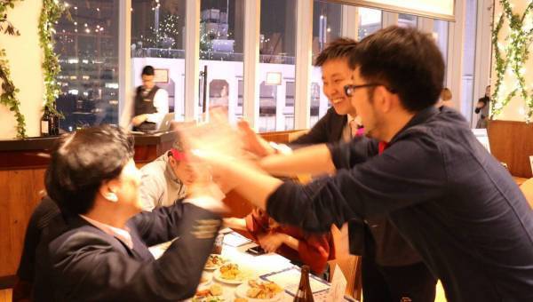 【事例レポート】チームビルディング強化を目的に謎解き懇親会を実施。老若男女問わず楽しく参加できる「謎解きゲーム」で会話を促進